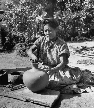 Majska ženska, ki izdeluje lončarstvo, 1947