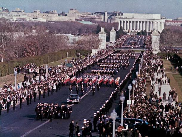 Pogrebna povorka predsednika Johna F. Kennedy prečka čez spominski most