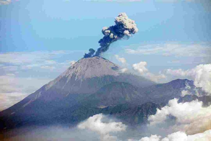 Vulkan Semeru v Indoneziji je aktivni stratovolkan.