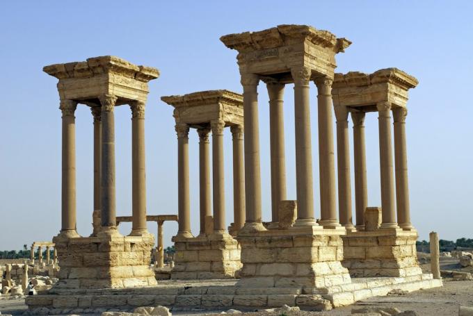 Obnovljen tetralon na Cardo Maximusu, Palmyra, Sirija