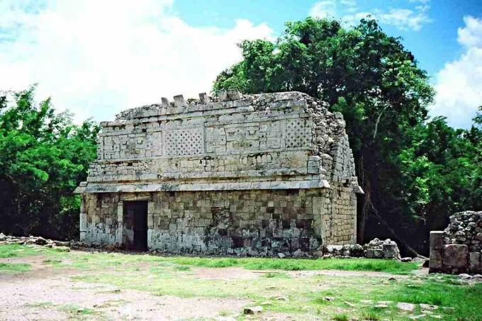 Dobro ohranjena majevska hiša v slogu Puuc v Chichén Itzá