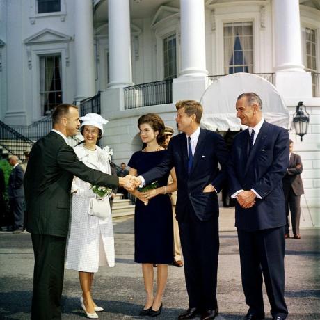 Astronavt Alan Shepard, njegova žena Louise, se je sestal s predsednikom Johnom F. Kennedy, Jacqueline Kennedy in podpredsednik Lyndon Johnson po letu Freedom 7.