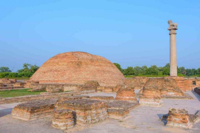 Ananda Stupa in Asokan steber v Kutagarasali Vihara, Vaishali, Bihar, Indija