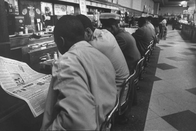 Afroameričani na pultu za kosilo Woolworth Store