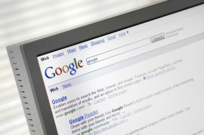 Stran iskalnika Google z rezultati iskanja, prikazanimi na računalniškem monitorju