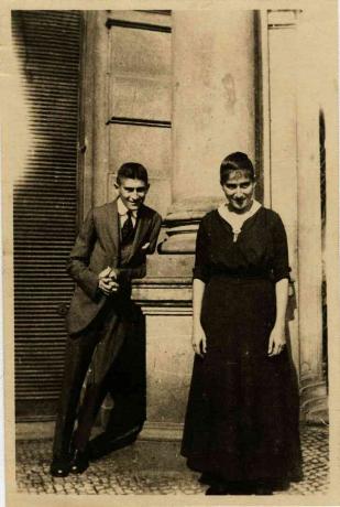 Franz Kafka s sestro Ottlo pred hišo Oppelt v Pragi Umetnik: Anonimni