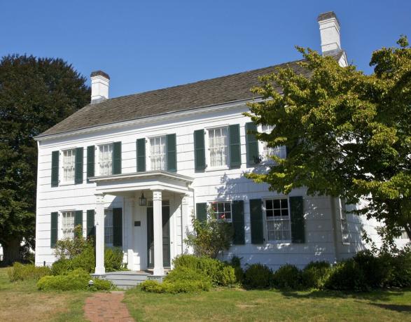 Bela kolonialna kmečka hiša z zelenimi polkni, Corwith House, c. 1850, Long Island