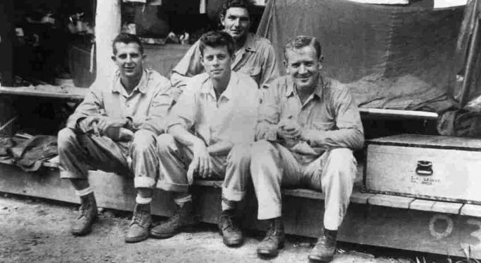 John F. Kennedy s kolegi člani posadke