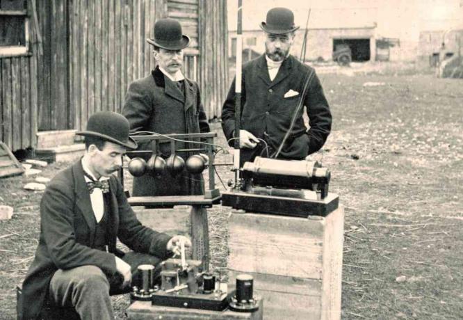 Stara fotografija inženirjev britanske pošte, ki so med demonstracijo na otoku Flat Holm, 13. maja 1897, pregledali Marconijevo radijsko opremo