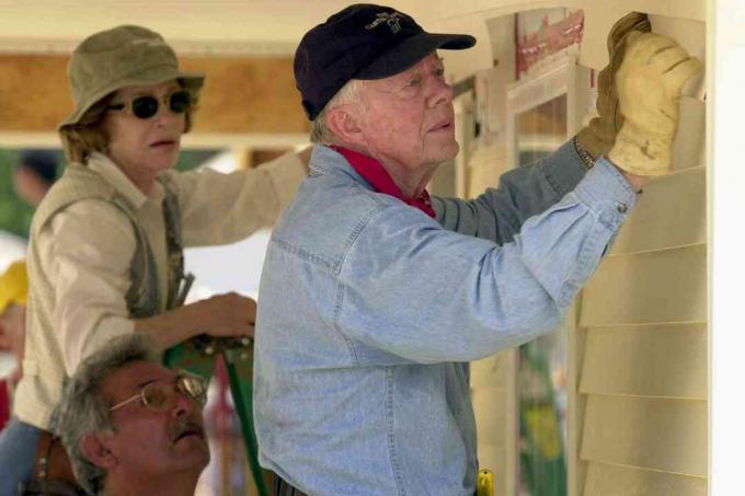 Nekdanji ameriški predsednik Jimmy Carter in njegova žena Rosalyn pritrdijo stranski tir na pročelje doma Habitat for Humanity, zgrajenega 10. junija 2003 v mestu LaGrange v Gruziji.