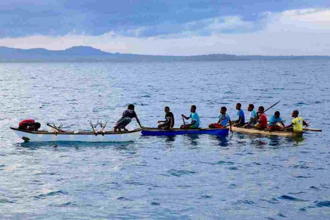 Mladi možje v kanujih v severozahodni Malakuli, Vanuatu.