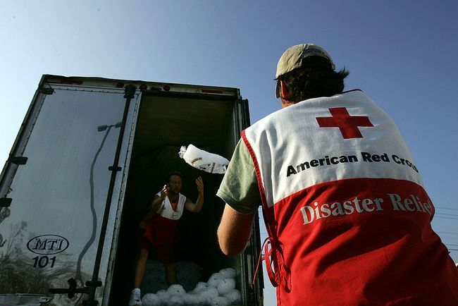 Prostovoljec pri ameriškem Rdečem križu raztovarja vreče ledu za ljudi v stiski po orkanu Katrina 14. septembra 2005 v Biloxiju v Mississippiju.