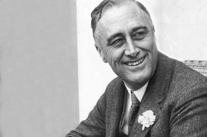 1928: Ameriški državnik Franklin Delano Roosevelt (1882 - 1945) se je nasmehnil, ko je slišal, da je 1. junija 1928 vodil natečaj za guvernerja zvezne države New York.