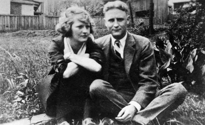 Zelda in F. Scott Fitzgerald sedi na njihovem vrtu