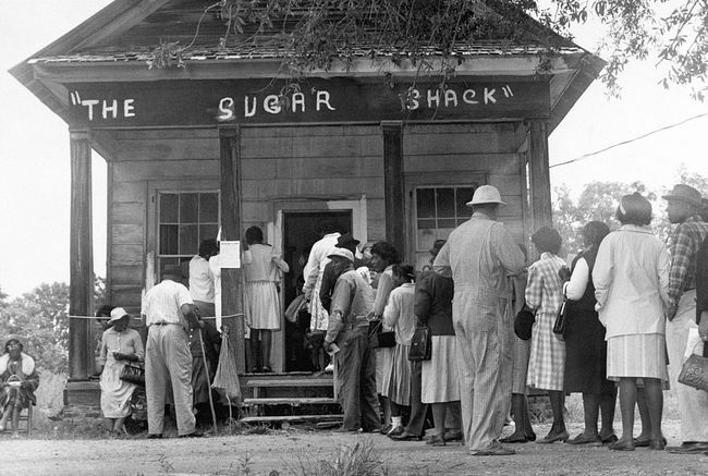 Afroameriški volivci, ki lahko prvič volijo v podeželskem okrožju Wilcox v Alabami, se postavijo v vrsto pred voliščem po sprejetju zveznega zakona o volilnih pravicah leta 1965.