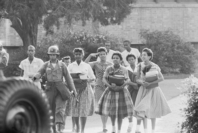 Devet temnopoltih študentov Little Rocka po končanem drugem šolskem dnevu zapusti osrednjo srednjo šolo Little Rock, Arkansas.