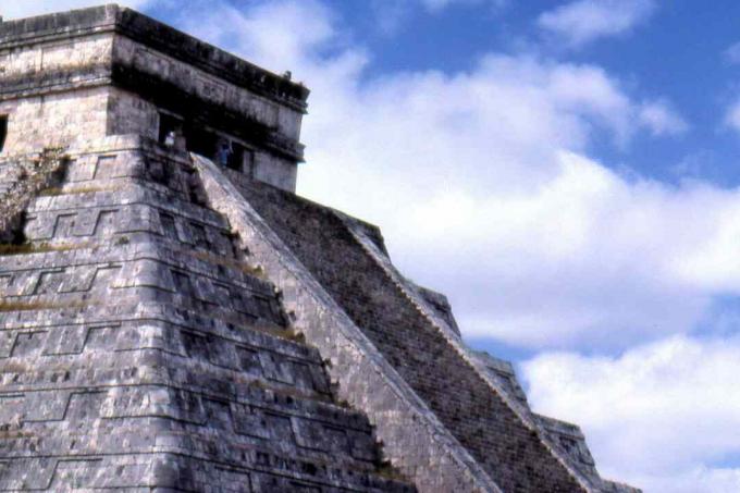 Astronomska platforma krona El Castillo v Chichen Itzá