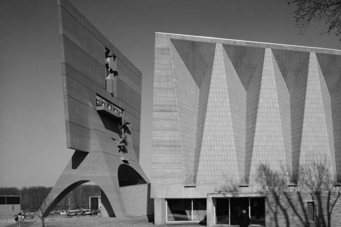 Črno-bela fotografija vzpetine univerze St. John's University, ki jo je oblikoval Marcel Breuer