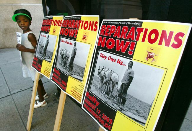 Protest proti odškodnini za suženjstvo pred pisarnami družbe New York Life Insurance Company v New Yorku. Protestniki trdijo, da je podjetje imelo koristi od suženjskega dela in zahtevajo plačila potomcem žrtev čezatlantske trgovine s sužnji.