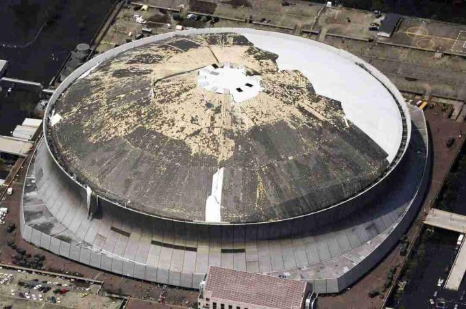 zračna fotografija obloge strehe, odstranjena s polovice stadiona s kupolo