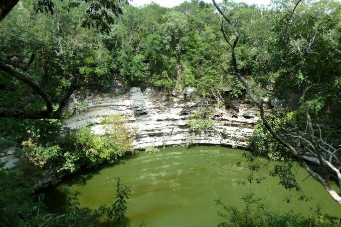 Globoko zelen žrtveni vodnjak na Chichén Itzá