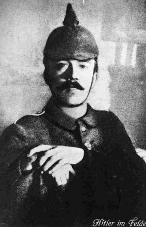 Adolf Hitler okoli leta 1915 se je med prvo svetovno vojno oblekel v svojo terensko uniformo.