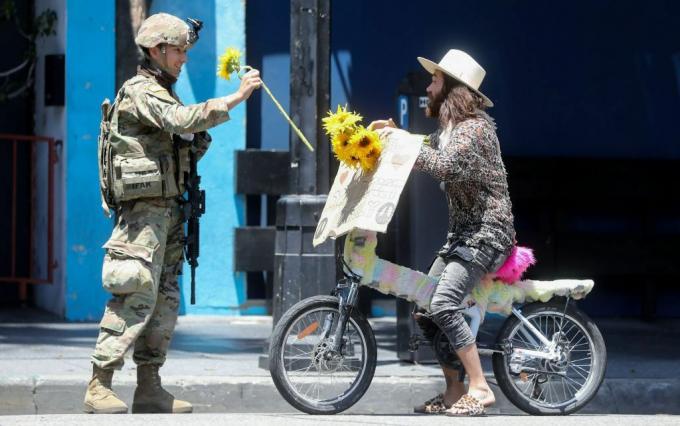 Vojak narodne garde prejme rožo protestnika med mirnimi demonstracijami zaradi smrti Georgea Floyda v Hollywoodu 3. junija 2020.