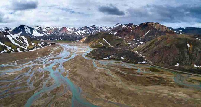 Landmannalaugar na Islandiji prikazuje številne barve rioolita.