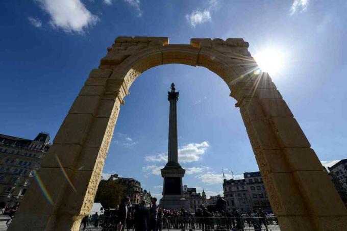 Replika Triumfalnega loka na Palmiri, ki je bila ustvarjena leta 2016 v Londonu v znak ISIL-a