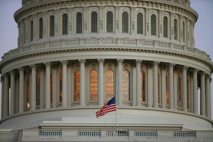 Zapri kupola ameriškega kapitlja z zastavo na polovici osebja