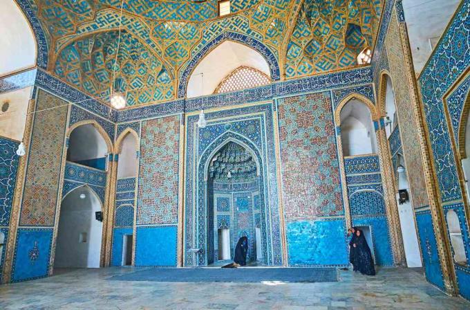 Olepšujoči islamski vzorci v džamiji Jameh iz 14. stoletja s pogledom na edinstven fajanski mihrab, Yazd, Iran.