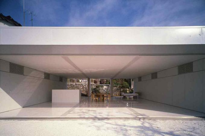 pogled v notranjost modernega doma, manjka ena stena, kamnite površine