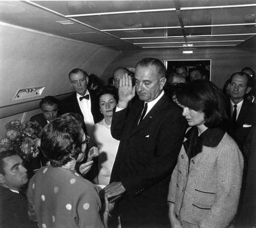 Lyndon B. Johnson položi prisego