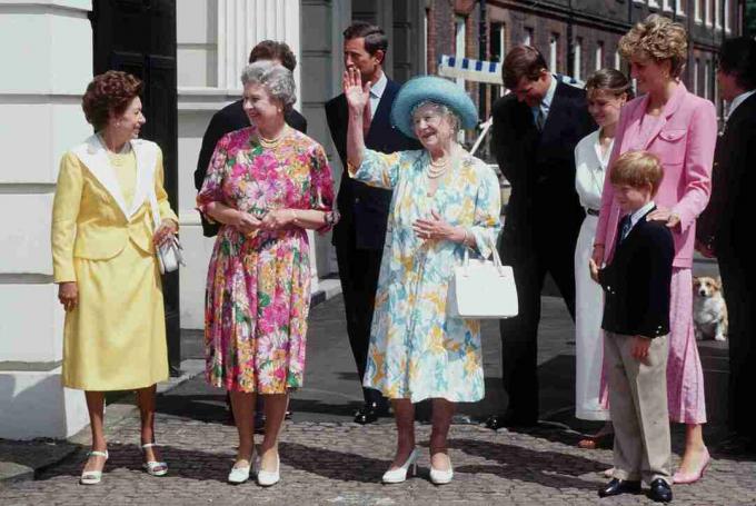 Kraljica mati kraljica Elizabeta leta 1992 v spremstvu princese Margarete, kraljice Elizabete ll, Diane, princese Walesa in princa Harryja