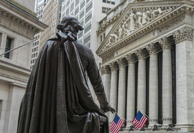 Kip Georgea Washingtona gleda proti stavbi New York Stock Exchange na Broad Streetu od National Hall National Memorial na Wall Streetu v New Yorku.