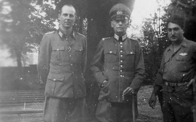 Gerd von Rundstedt, ki stoji med svojim sinom Hansom in neznanim vojakom.