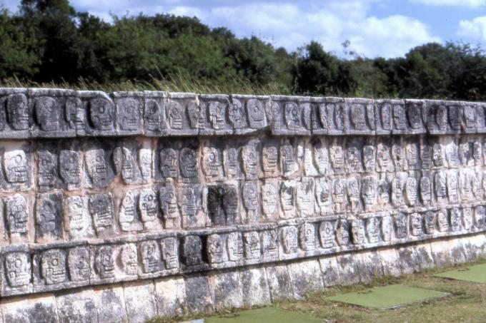 Zid lobanje (Tzompantli) v mestu Chichen Itzá, Mehika