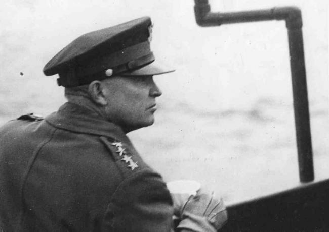 General Dwight D Eisenhower (1890 - 1969), vrhovni poveljnik zavezniških sil, opazuje Zavezniške operacije pristanka s palube vojne ladje v Angleškem kanalu med drugo svetovno vojno, junij 1944. Eisenhower je bil pozneje izvoljen za 34. predsednika ZDA