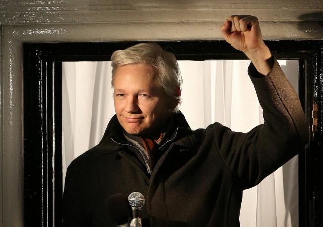Ustanovitelj Wikileaksa Julian Assange govori z ekvadorskega veleposlaništva 20. decembra 2012 v Londonu v Angliji.