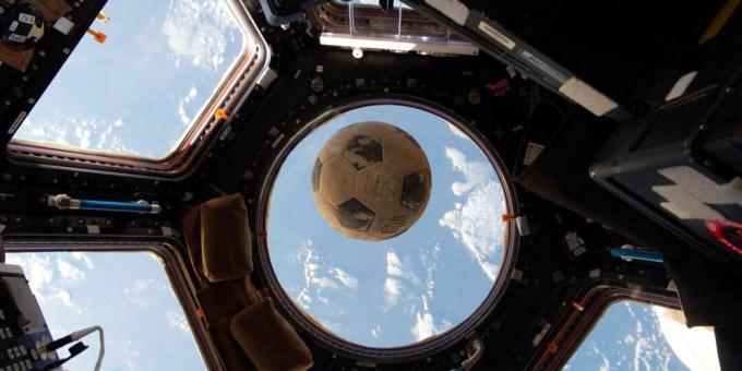 Nogometna žoga Ellison Onizuka, pridobljena po katastrofi v Challengerju, med ekspedicijo 49 leti z mednarodne vesoljske postaje.