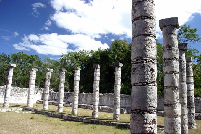 Stebri so verjetno podpirali streho iz mehkih vlaken, ki je že zdavnaj od Chichén Itzá