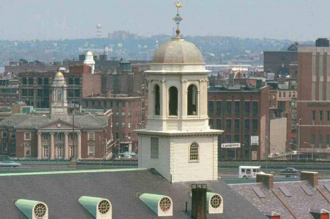 kupola, vremenar, zvonik - vse v kupoli Atop Faneuil Hall