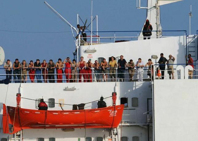 Somalski pirati, ki držijo trgovsko ladjo MV Faina, stojijo na krovu ladje s člani posadke 19. oktobra 2008.