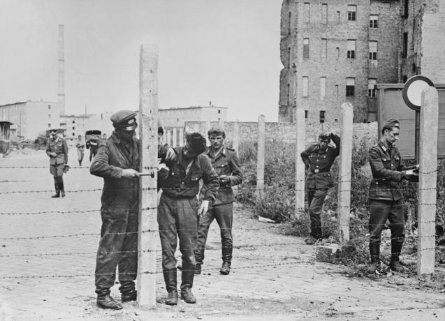 Vojaki so postavili ograjo iz bodeče žice v pripravi na Berlinski zid, 14. avgusta 1961.