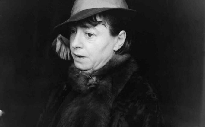 Portret Dorothy Parker v klobuku in krznenem plašču