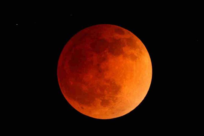 Krvna luna je eno ime za rdečkasto luno, ki jo gledamo med popolnim luninim mrkom.