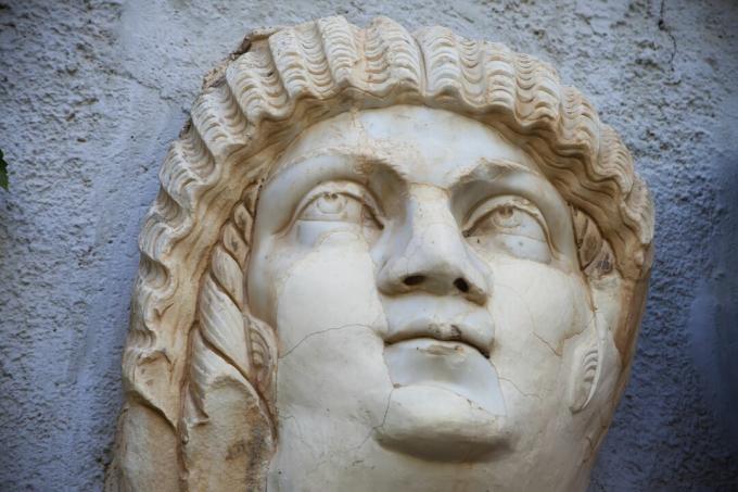 Vodja Julia Domna (žena Septimiusa Severusa) pred muzejem najdišč, Djemila, Alžirija