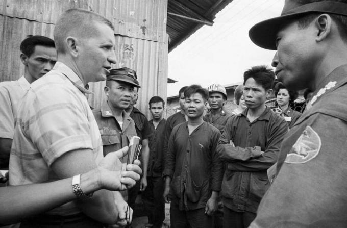 ross perot na obisku severno vietnamskih vojnih ujetnikov