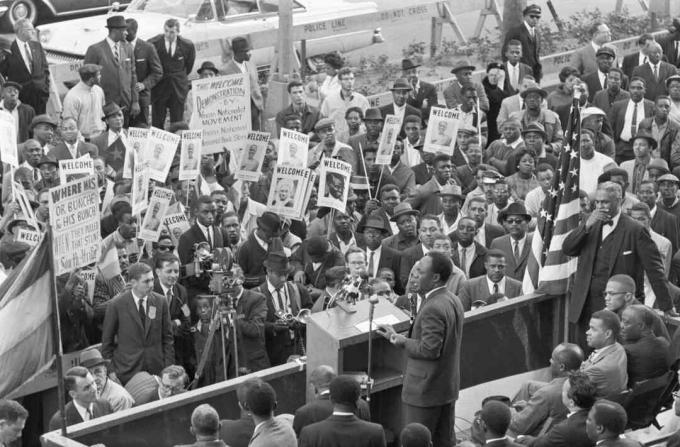 Črno-bela fotografija Kwame Nkrumah, ki govori.