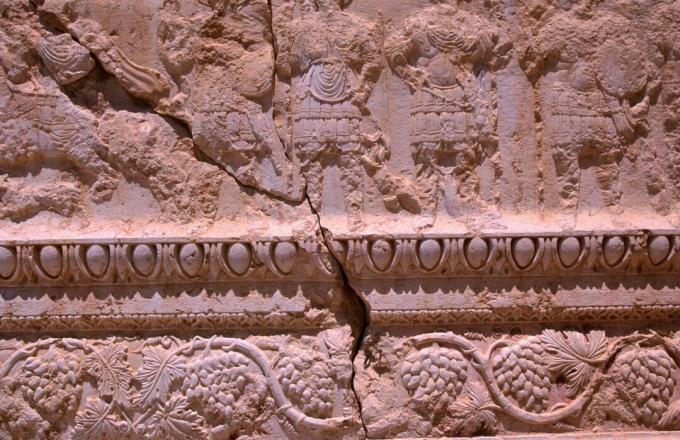 Izrezljane podrobnosti iz templja Bel prikazujejo grško navdahnjen dizajn jajc in pik